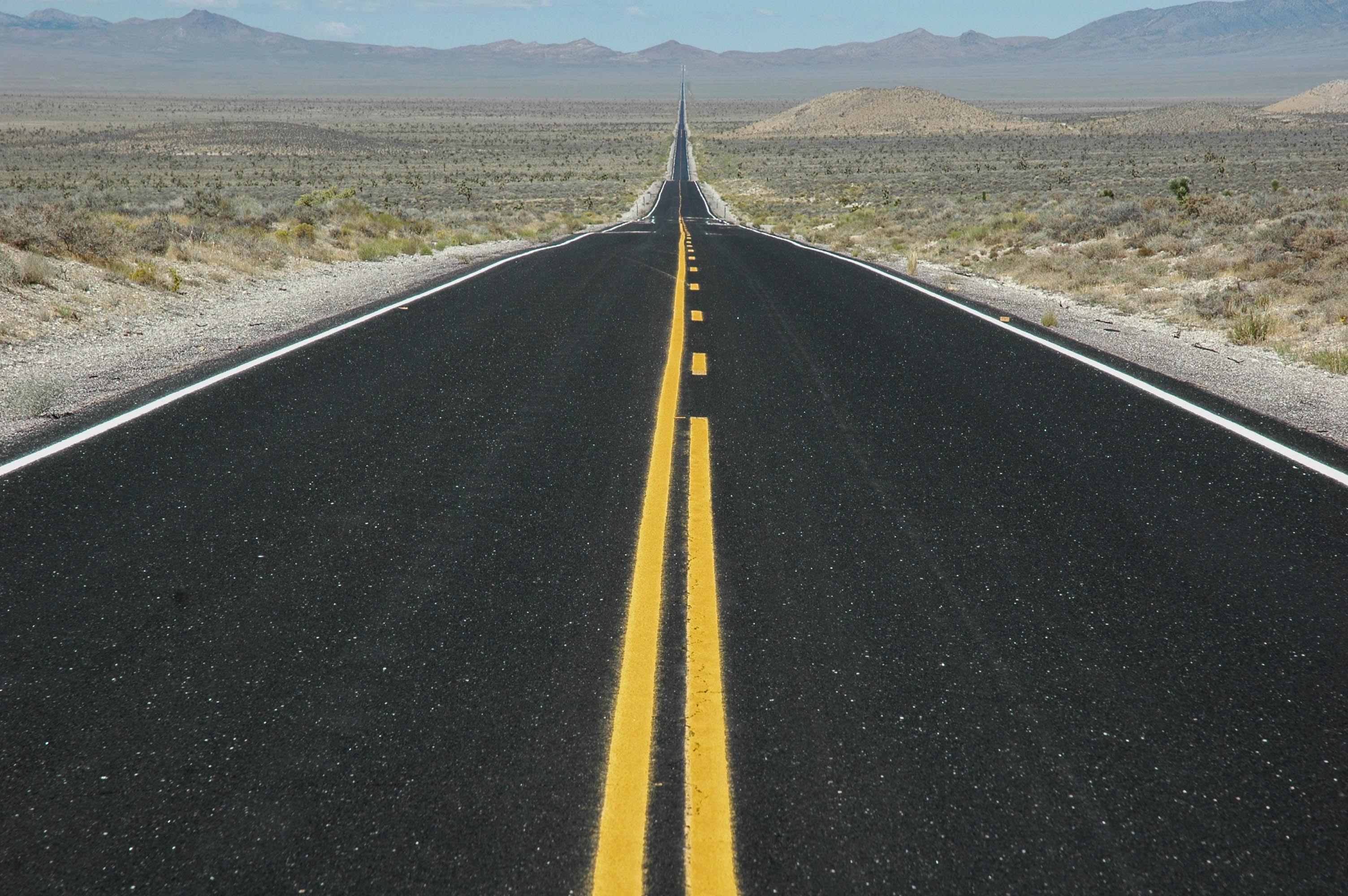 straight_road_going_off_into_the_distance